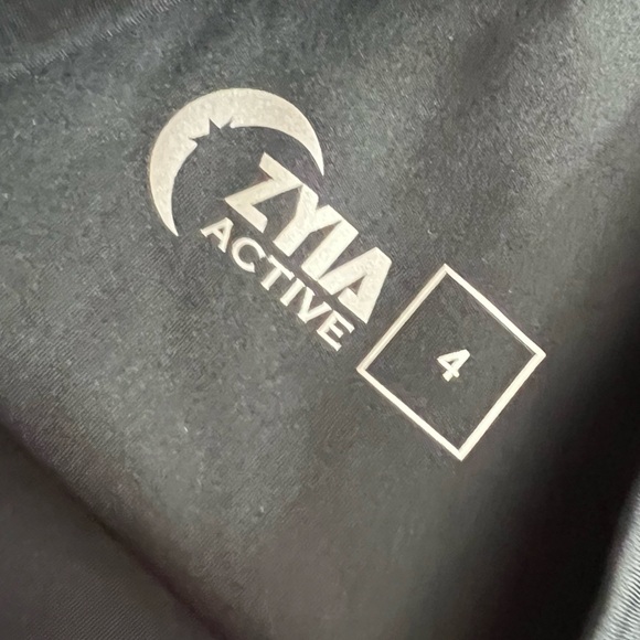 ZYIA Leopard Pocket High Rise Capri Leggingsโ - Picture 4 of 6